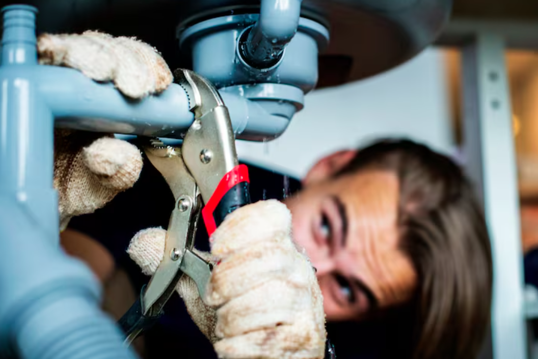 Saubere Leitungen: Was Sie bei der Wahl eines Abwasser-Fachbetriebs beachten sollten